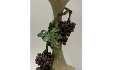 Vaso in ceramica smaltato sottovetrina nei toni del beige e decorato con foglie e grappoli d'uva a tuttotondo. Italia, prima...