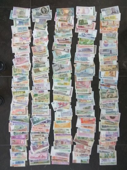 World - Coll. van circa 500 verschillende bankbiljetten