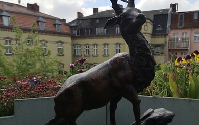 giant deer on a marble base - Bronze (patinated) - Late 20th century
