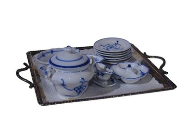 1 Miniature dinner service in china blue, consisting...