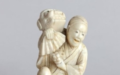 OKIMONO en ivoire représentant un homme accroupi t…