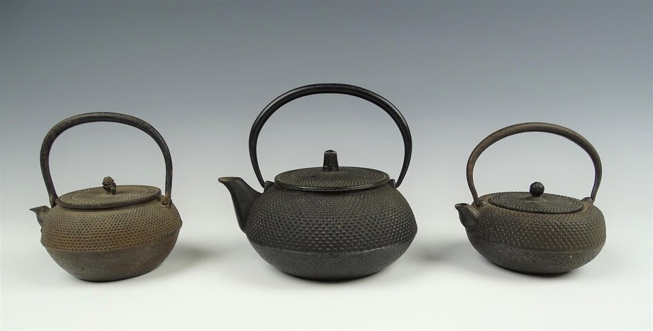 (-), 3 diverse gietijzeren Japanse theepotten, 20e eeuw,...