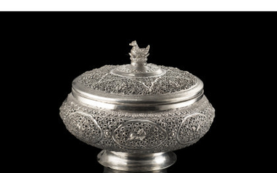 A chiselled and repousseè circular silver box decorated with figures Burma, 20th century (d. 19 cm.)