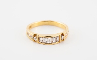 750°/°° gold ring centered with baguette-cut diamonds shouldered with brilliants....