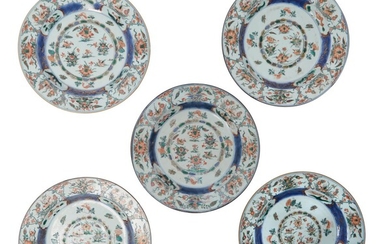 76 Chine : belle suite de cinq assiettes en porcelaine dure de Chine à décor...