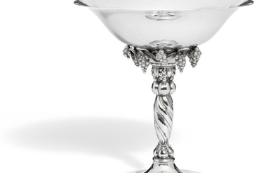Georg Jensen: Sterling silver tazza with grapes and hammered surface. Spiral fluted stem and circular foot. H. 18.8 cm.
