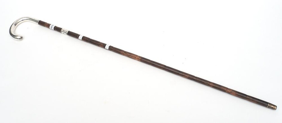 A 1900S STERLING SILVER CURVED HANDLED WALKING STICK ON CANE SHAFT WITH STERLING SILVER COLLAR L.89CM