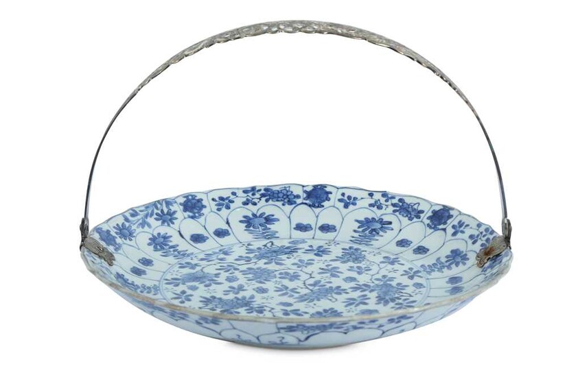 A CHINESE BLUE AND WHITE FLORAL DISH.