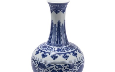 A CHINESE BLUE AND WHITE PORCELAIN DECORATIVE VASE