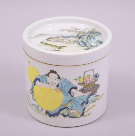 A CHINESE FAMILLE VERTE PORCELAIN BRUSH POT AND COVER
