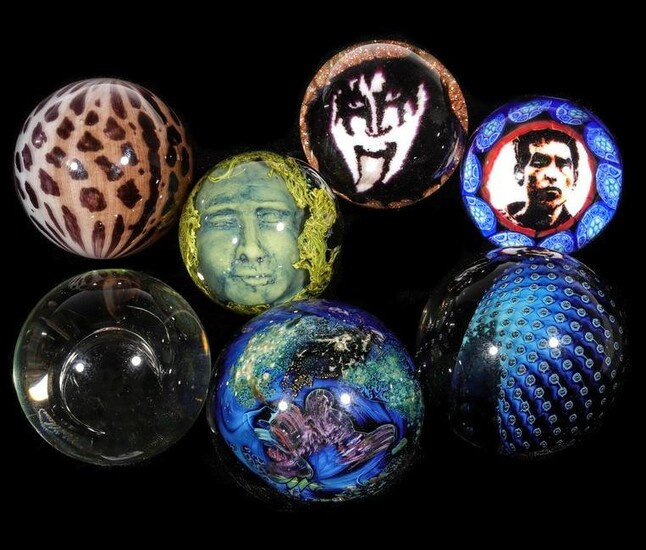 A COLLECTION OF 21ST CENT ARTIST-SIGNED GLASS MARBLES