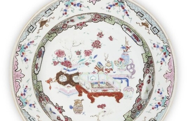 A Chinese export famille rose plate, 18th century, painted with vases of flowers on tables within a panelled and trailing flower border decorated with Buddhist emblems, 29cm diameter 十八世紀 粉彩繪博古圖紋盤