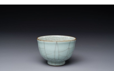 A Chinese ge-type crackle-glazed tea cup, 19th C.Dia.: 8,5 c...