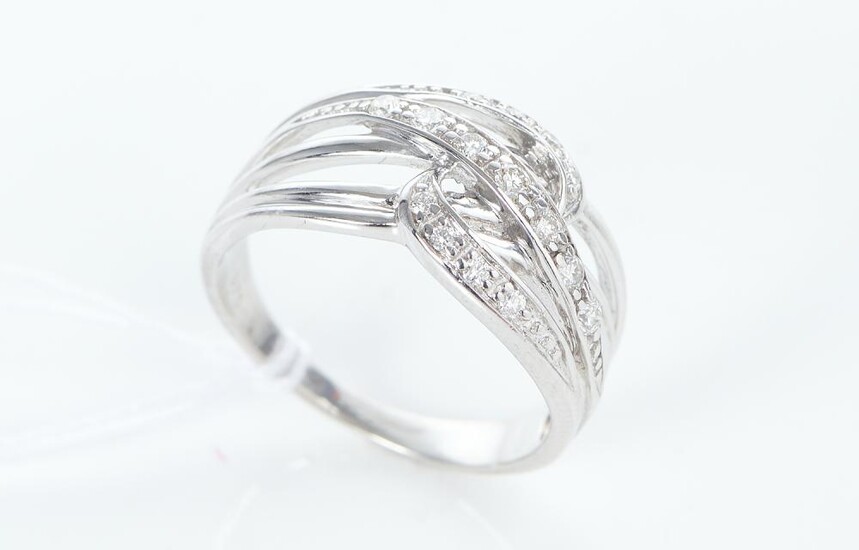A DIAMOND SET DRESS RING IN 9CT WHITE GOLD, THE DIAMONDS ESTIMATED 0.22CT, SIZE O-P, 4.4GMS