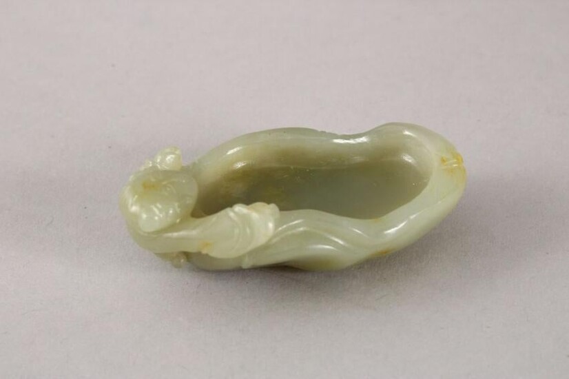 A GOOD 19TH / 20TH CENTURY CHINESE CARVED CELADON JADE