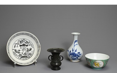 A GROUP OF CHINESE / JAPANESE CERAMIC AND BRONZE ITEMS. To i...