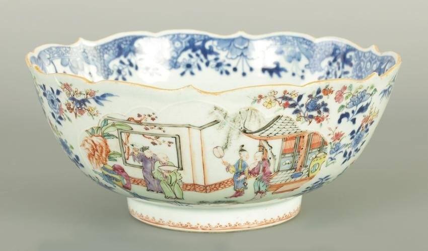 A LARGE 18TH/19TH CENTURY CHINESE FAMILLE ROSE