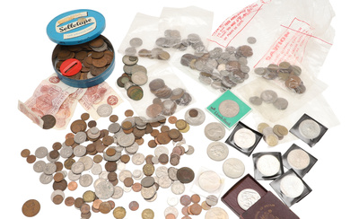 A QUANTITY OF BRITISH AND OTHER WORLD COINS.