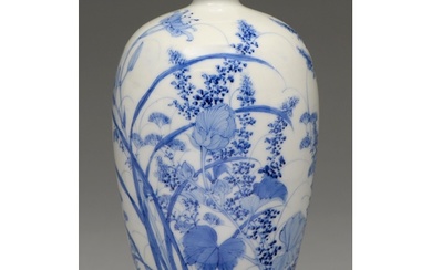 A Seto blue and white vase, Meiping, early 20th c, painted w...