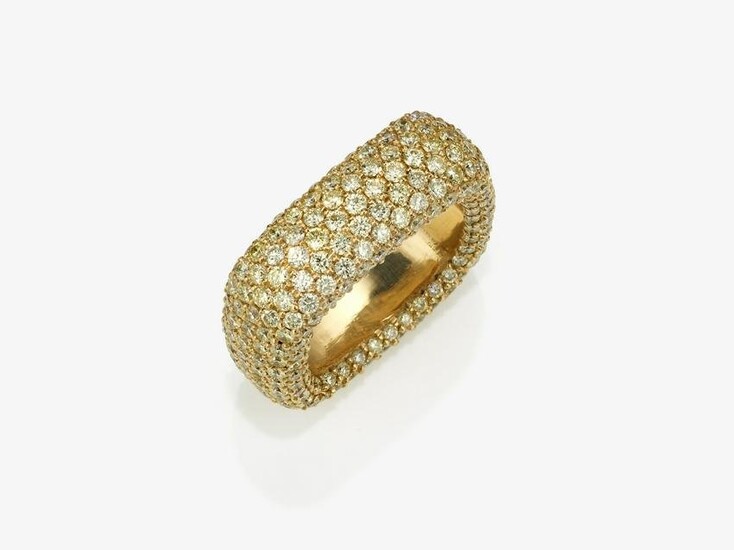 A band ring with brilliant cut diamonds in natural