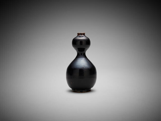 A black-glazed gourd-shaped bottle vase