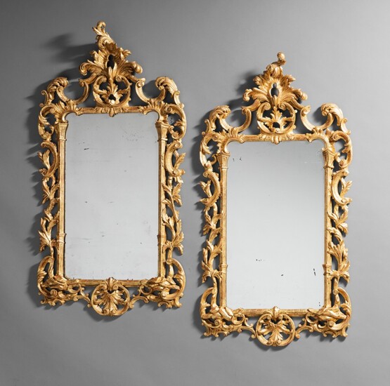 A pair of George III style carved giltwood mirrors, late 19th - early 20th century | Paire de miroirs en bois doré de style George III, fin du XIXe - début du XXe siècle