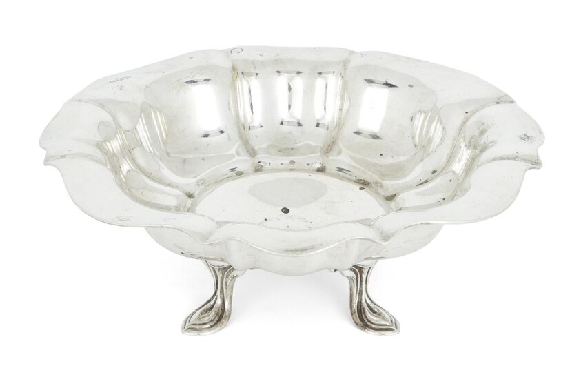 A shaped Edwardian silver bowl, Sheffield, 1909, Z. Barraclough & Sons, of circular form and raised on four feet, 27.2cm dia., approx. weight 20.7oz