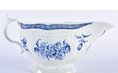 AN 18TH CENTURY WORCESTER BLUE AND WHITE PORCELAIN SAUCE BOA...