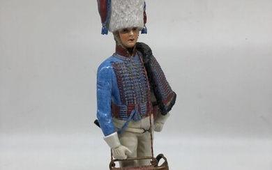 Adrien Van Gerdinge (1921 - 2006) Figurine en porcelaine représentant une trompette de chasseur à...