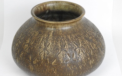 Alexandre BIGOT (1862-1927) : Vase à panse basse en céramique émaillée marron. Signé à la...