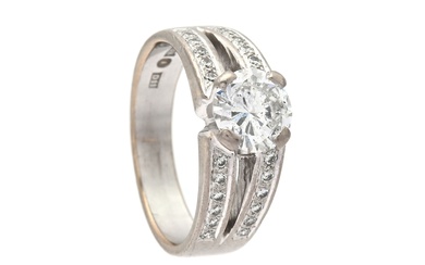 BAGUE, or blanc 18K, diamant taille brillant approx. 1,30 ct, approx. TW(G)/P, 24 diamants taille...