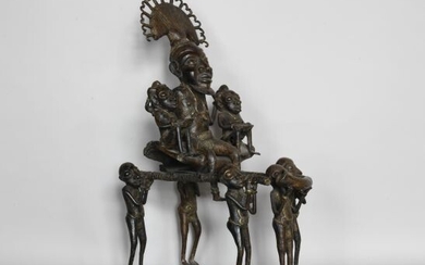 BENIN Scène de cour en bronze à patine brune représentant le Roi porté sur sa...
