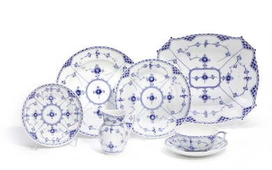 “Blue Fluted” porcelain service decorated in blue. Royal Copenhagen. (35)