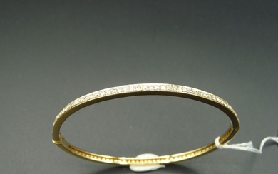 Bracelet Jonc rigide ouvrant en or jaune 18K (750/oo) à section carrée, entièrement entouré d'une...