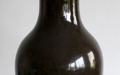 CHINE. VASE balustre en porcelaine émaillée monochrome brun poudré. H. 46 cm