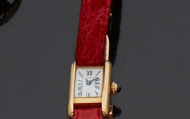 Cartier. Bracelet-montre de femme en or jaune 18K (750 millièmes) Cadran rectangulaire, fond blanc, chiffres...