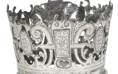 Chased and embossed silver crown. Colonial. Mé