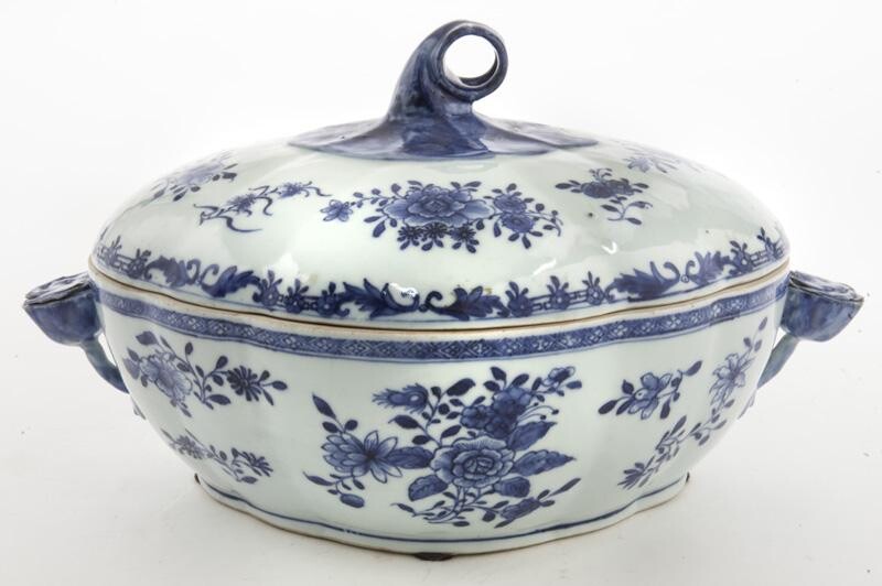 Chinese Qing Qianlong blue & white porcelain