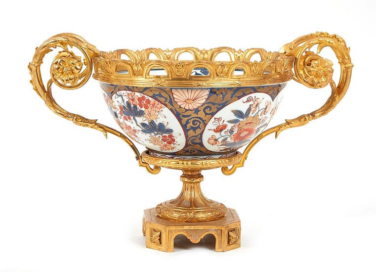 Coupe en porcelaine du japon monté en bronze doré reposant sur un piedouche orné d...