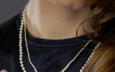 DEUX COLLIERS PERLES FINES Two natural pearl (not tested) and 18K white and yellow gold necklaces. Gross weight : 14,79 gr. (one co...