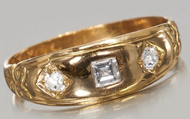 DIAMOND 3-STONE GYPSY RING, 22 ct. gold. Diamonds bright and...