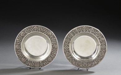 Deux petits plats creux circulaires en argent asiatique, l'aile décorée en repoussé d'une frise de...