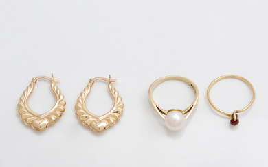 Earrings and two rings in gold.