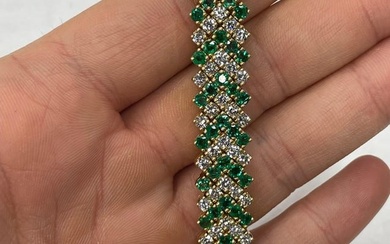 Emerald Diamond Chevron Motif Bracelet 13.40 Carats 18 Karat Yellow Gold