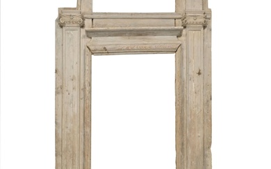 Encadrement de porte en bois laqué et sculpté, formé de deux pilastres surmontées de chapiteaux,...