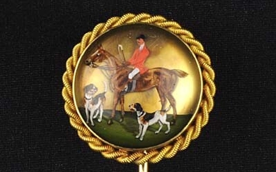Essex Crystal Tie/Stick Pin reverse intaglio carved with a mounted huntsman and two hounds in 15ct gold mounting. Diameter 2.1 cm.