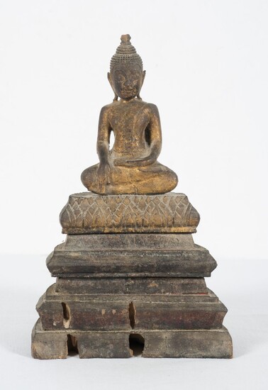 A figure of Buddha, Chien Saen style, in carved and partially gilt wood. Thailand. 19th century