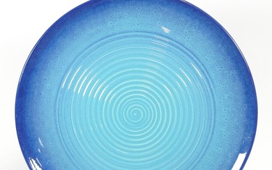 Gabriel MUSARRA (1940 - 2015) à VALLAURIS. Grand plat en céramique bleu. Cachet de l'artiste...