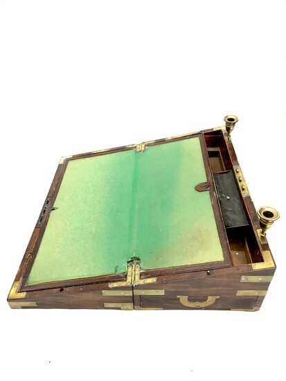 HANDFORD'S Manufactury Important coffre écritoire de marine en acajou à renforts de laiton, s'ouvrant sur...