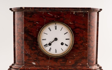 Horloge de table début du 20e siècle dans une brèche de marbre rouge 23,5x29 cm...